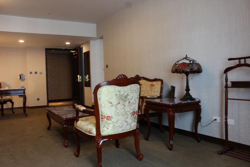 Royal Seasons Hotel Taichung‧Zhongkang Екстериор снимка